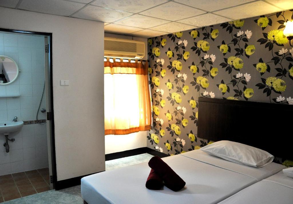 Four Sons Inn Бангкок Номер фото